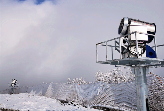 河南洛陽伏牛山滑雪場高架造雪機